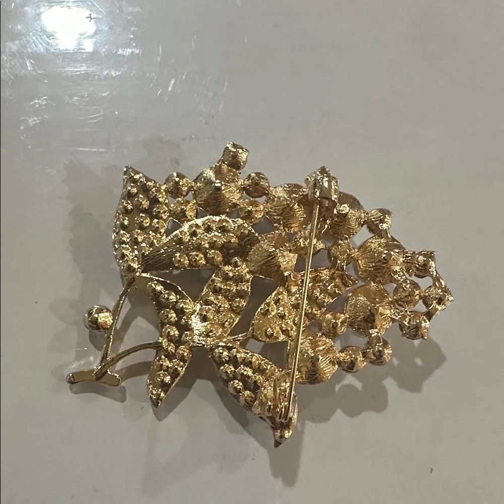 Pearl and Crystal Floral Brooch - Gold Tone.NEW